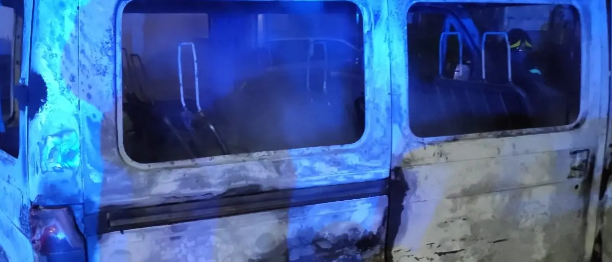 Corigliano Rossano, furgone in fiamme: presa di mira una cooperativa agricola