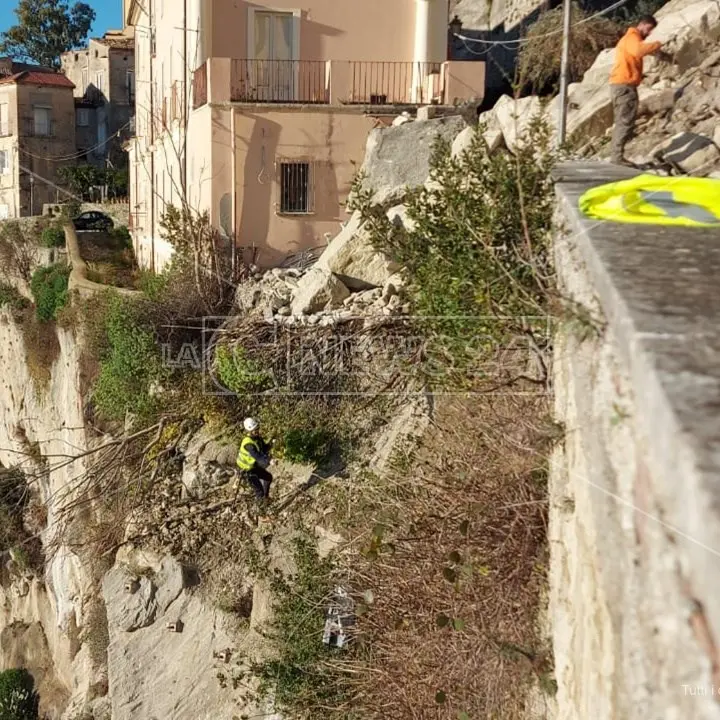 Frana Amantea, continua il lavoro dei rocciatori. Riunione della Prociv in Comune