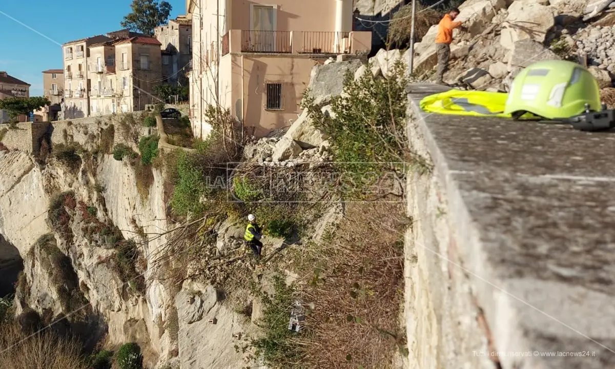 Frana Amantea, continua il lavoro dei rocciatori. Riunione della Prociv in Comune