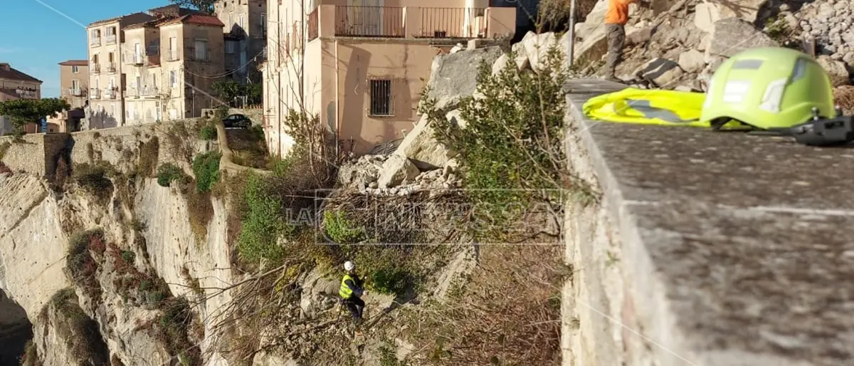 Frana Amantea, continua il lavoro dei rocciatori. Riunione della Prociv in Comune