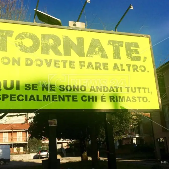 «Tornate», anche ad Acri spunta il manifesto con la poesia di Arminio