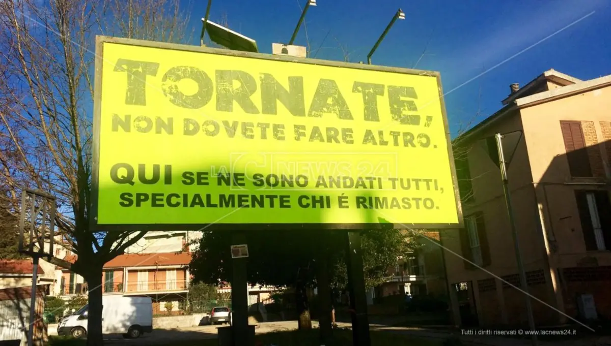 «Tornate», anche ad Acri spunta il manifesto con la poesia di Arminio