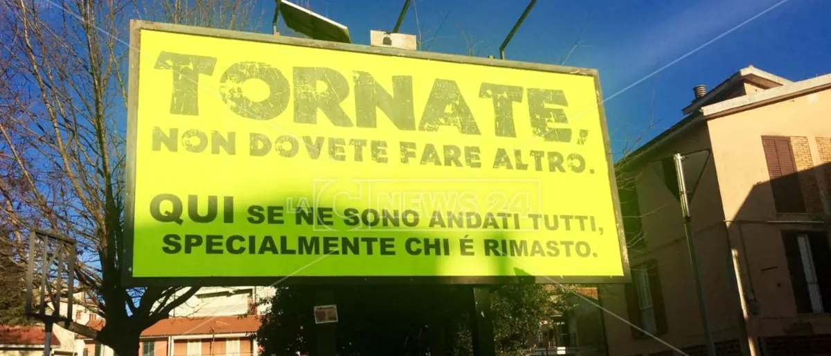 «Tornate», anche ad Acri spunta il manifesto con la poesia di Arminio