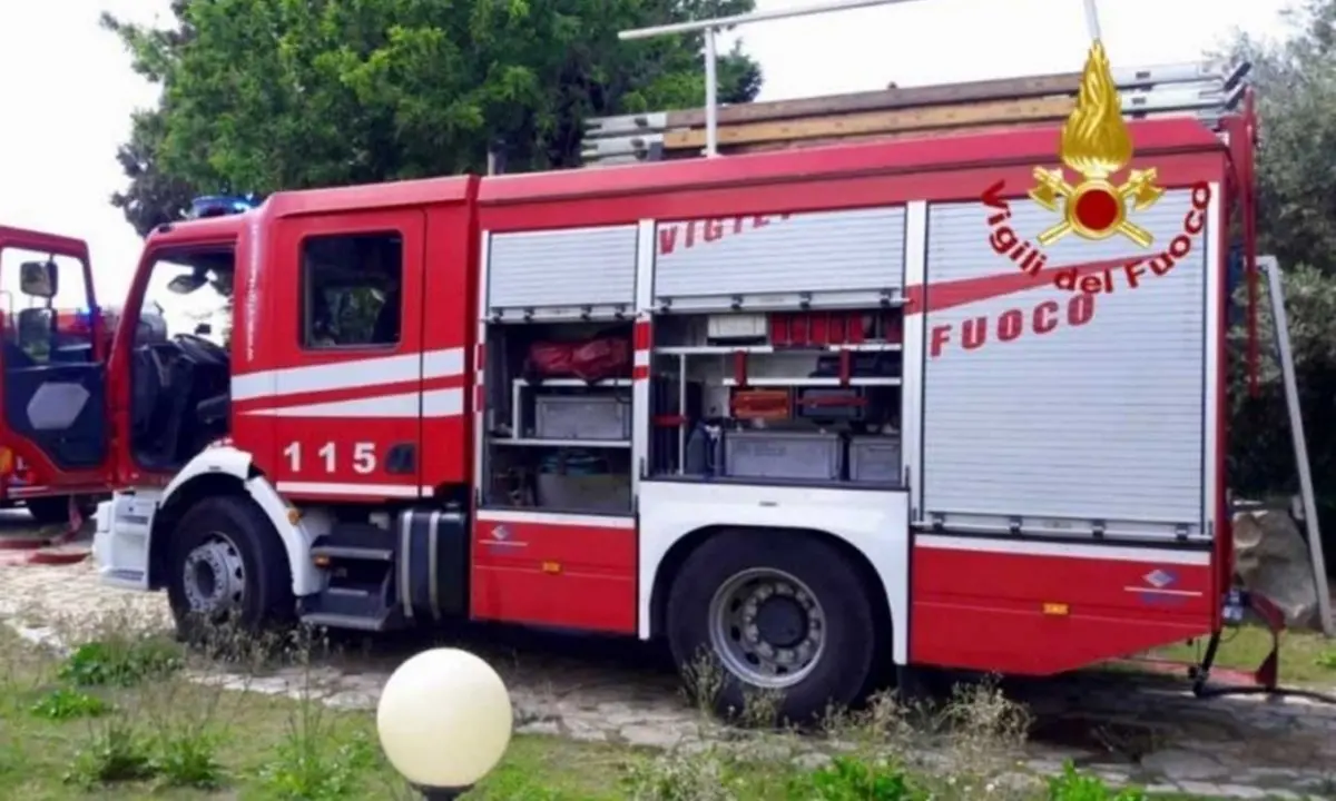 In fiamme un magazzino nel Cosentino, intossicato un operaio