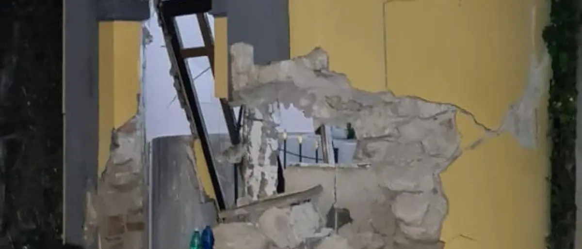 Cessaniti, auto impatta contro la chiesa di San Basilio: danni alla struttura