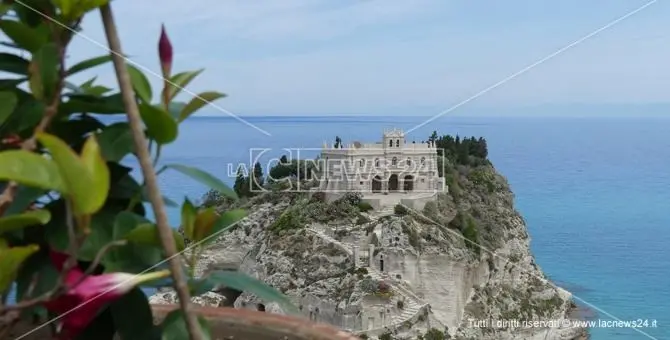 Tropea Capitale della cultura, la coordinatrice contro il sindaco: «Ha violato la legge»