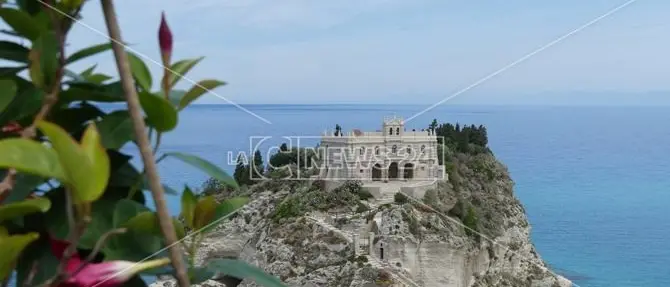 Tropea Capitale della cultura, la coordinatrice contro il sindaco: «Ha violato la legge»