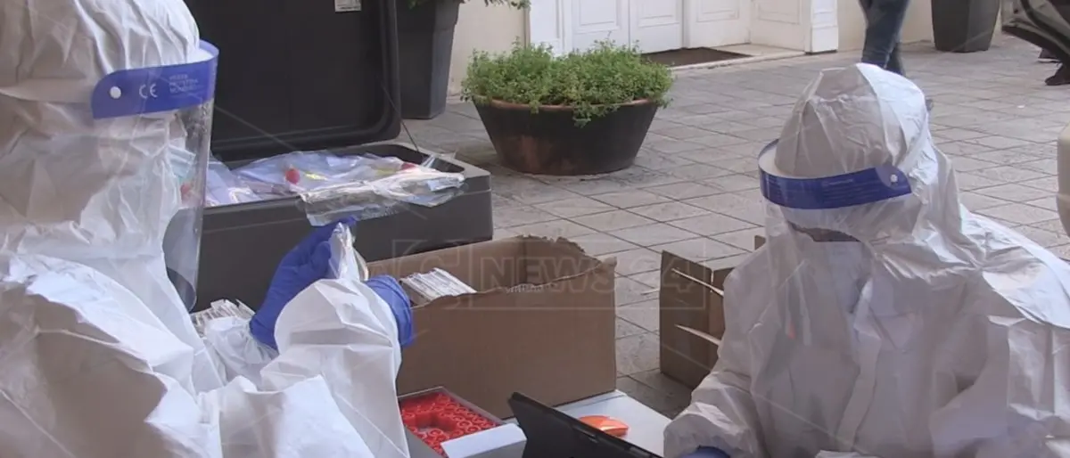 Coronavirus Calabria, contagi stabili ma con meno tamponi: 253 positivi e 3 morti