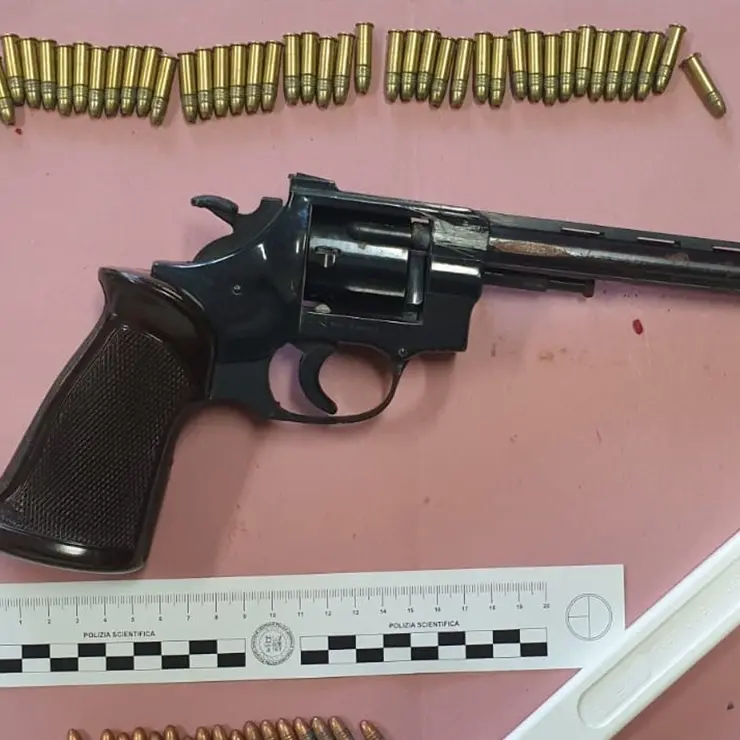 Corigliano Rossano, trovato con un revolver e 102 protettili: arrestato