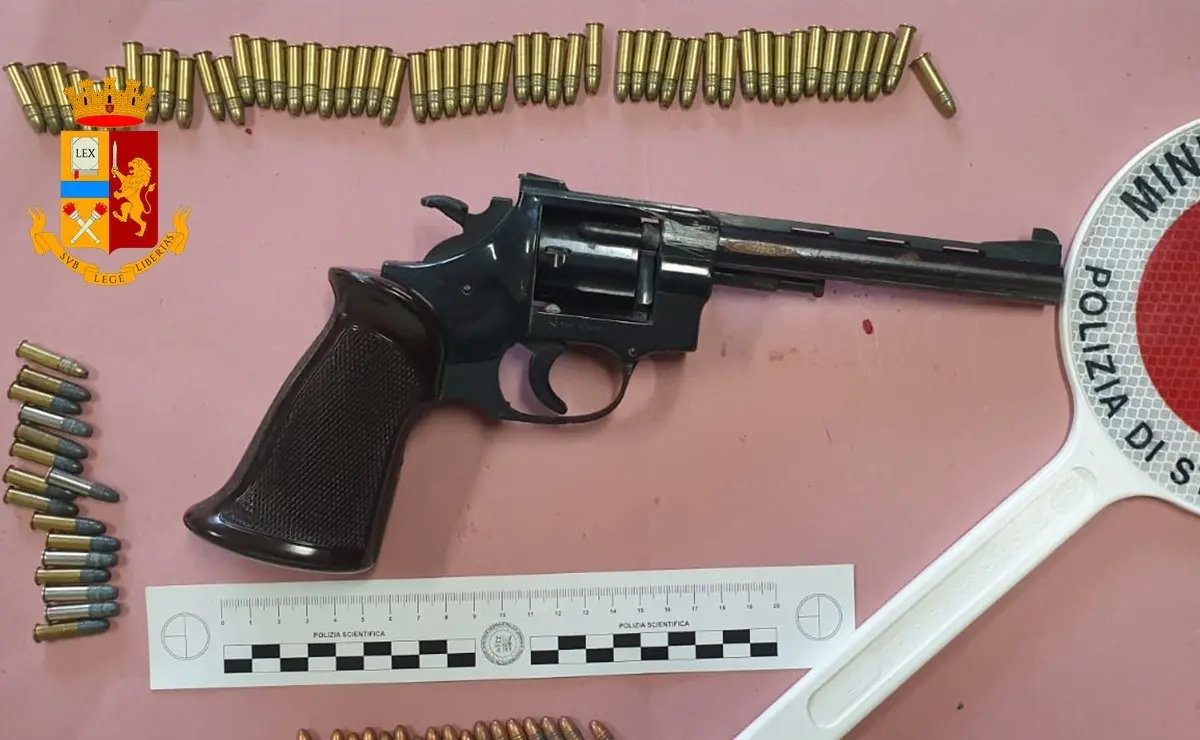 Corigliano Rossano, trovato con un revolver e 102 protettili: arrestato