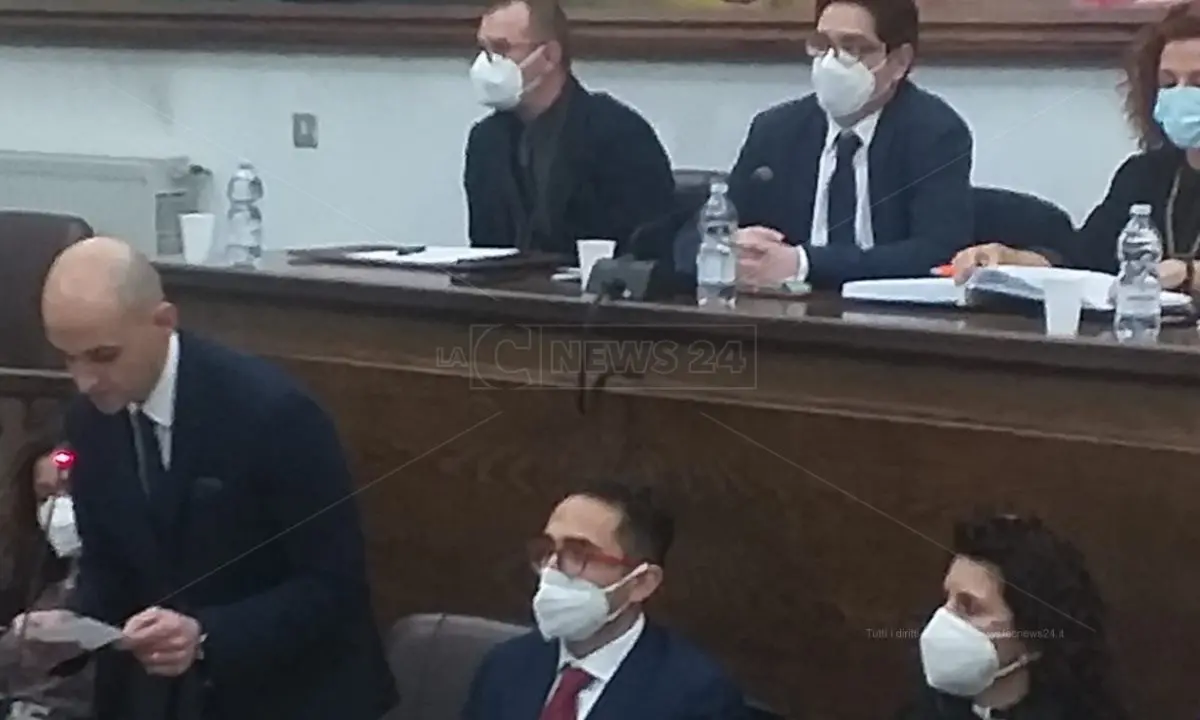 Polistena, il sindaco Policaro si dimette. Era stato “accusato” dal suocero di avere pagato tasse al clan