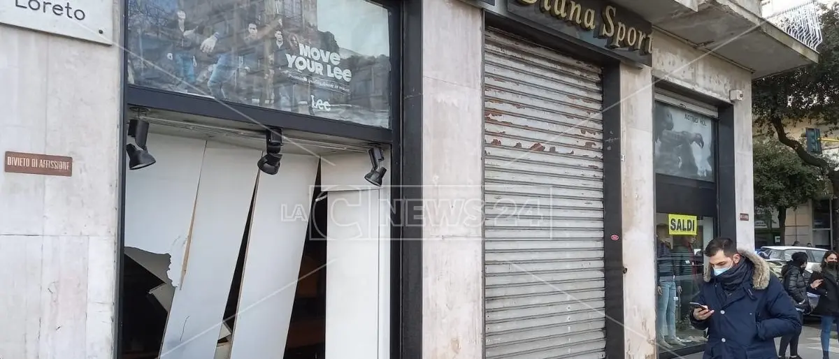 Cosenza, svaligiata un’armeria: i ladri sfondano la vetrina con un’auto