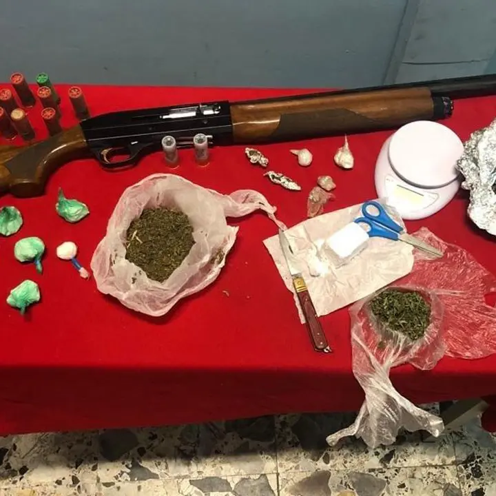 Petilia Policastro, arrestati padre e figlio: avevano droga e armi in casa