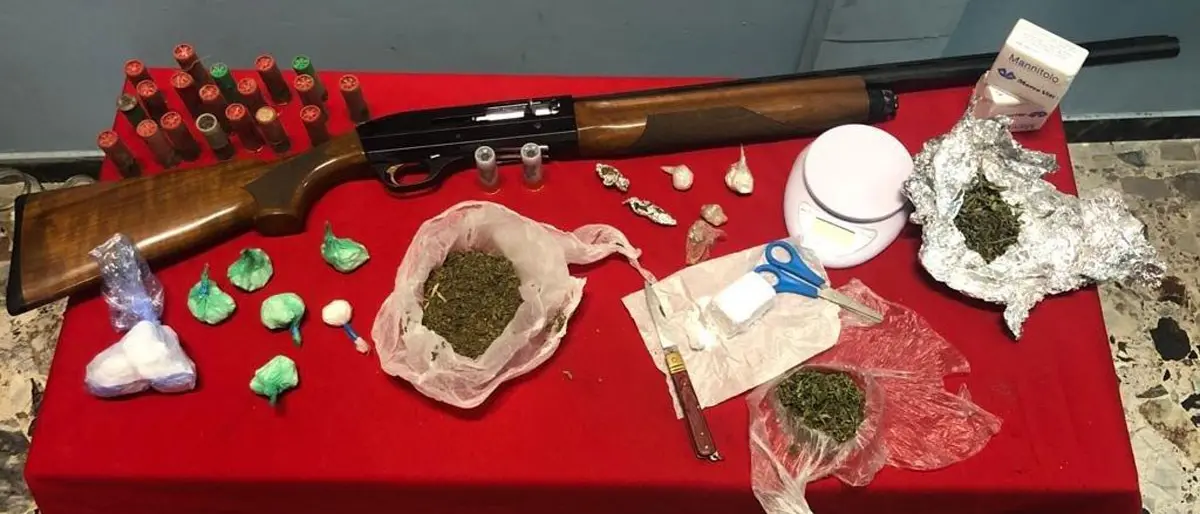 Petilia Policastro, arrestati padre e figlio: avevano droga e armi in casa