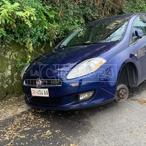 Catanzaro, rubate le gomme di un'auto della Croce Rossa: «Non ci fermeremo»