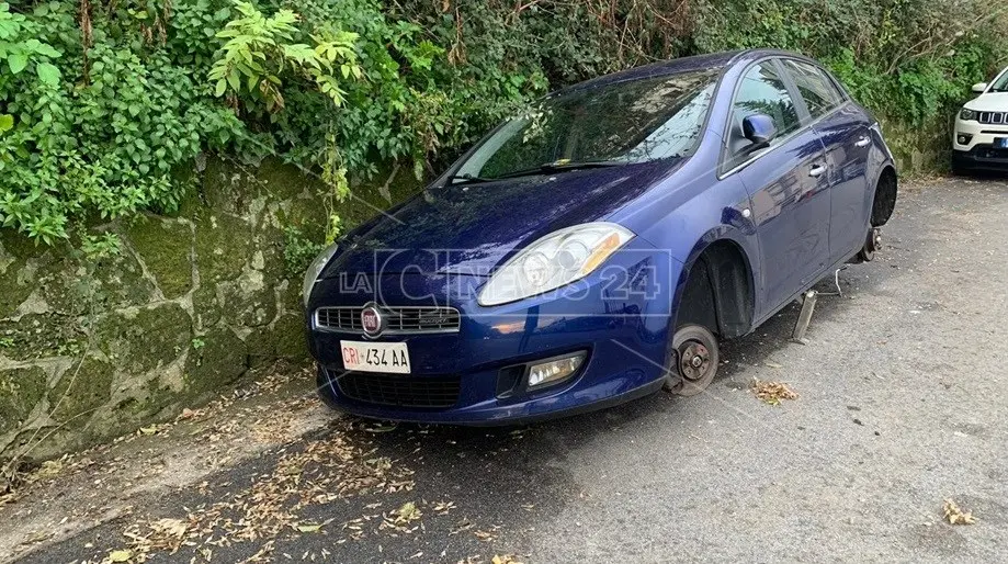 Catanzaro, rubate le gomme di un'auto della Croce Rossa: «Non ci fermeremo»