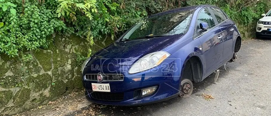 Catanzaro, rubate le gomme di un'auto della Croce Rossa: «Non ci fermeremo»