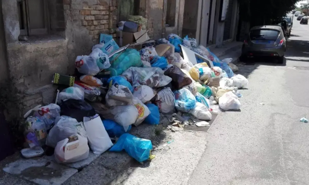 Reggio Calabria, nuovo piano rifiuti: a marzo il bando per affidare il servizio