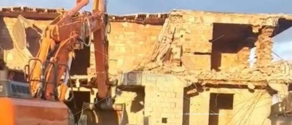 Corigliano Rossano, abusivismo edilizio: abbattuto immobile in contrada Zolfara