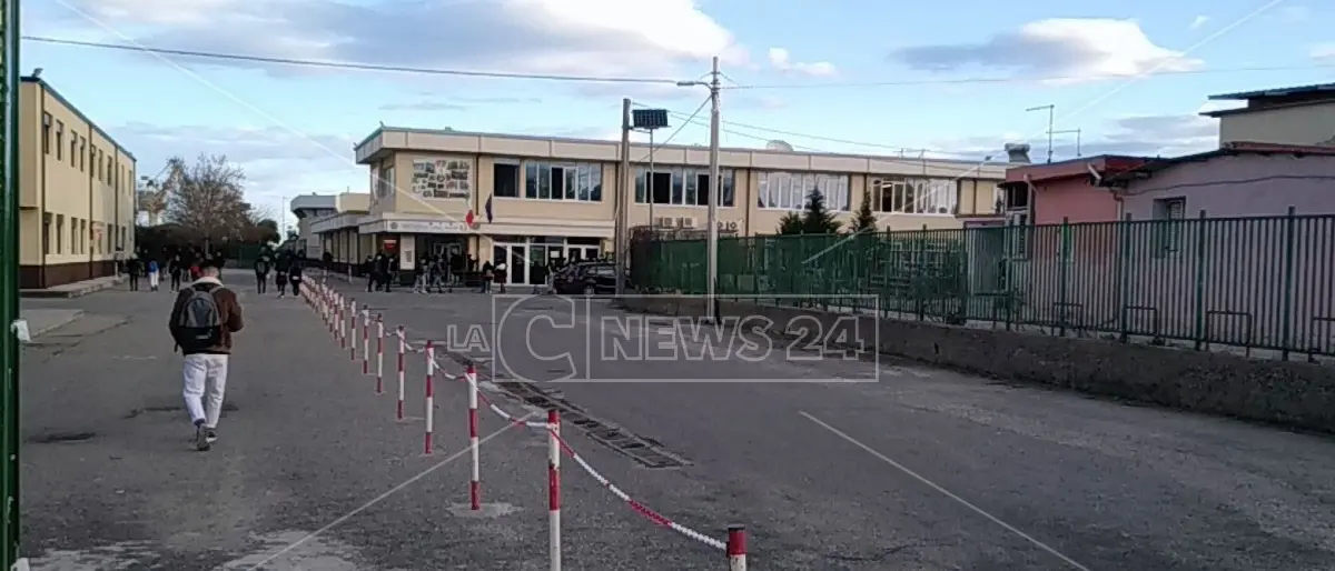 Scuola Calabria, rientro in classe al liceo Scientifico di Crotone: solo 150 in Ddi