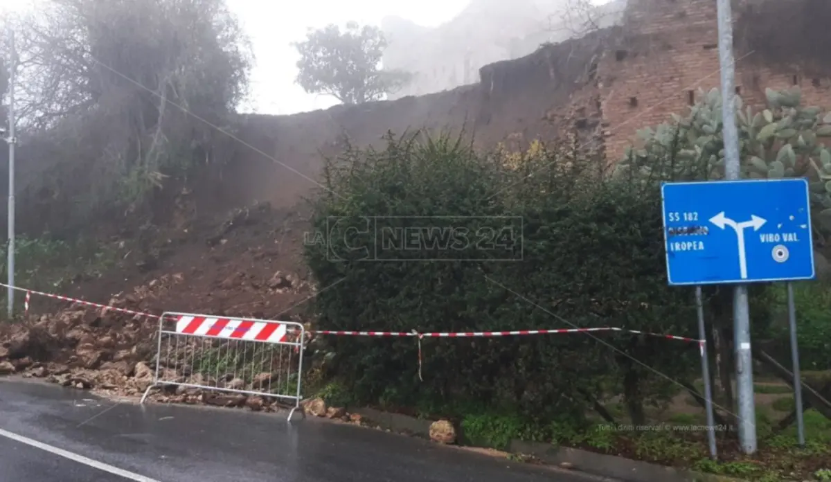 Maltempo, alle porte di Vibo cede un muro di contenimento