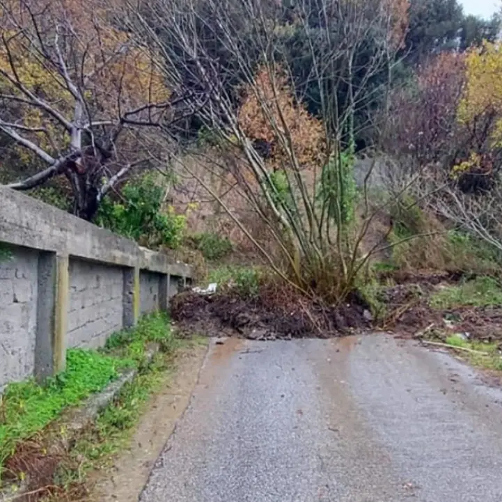 Maltempo, frane a San Lucido e Paola: bloccato un ingresso al santuario San Francesco