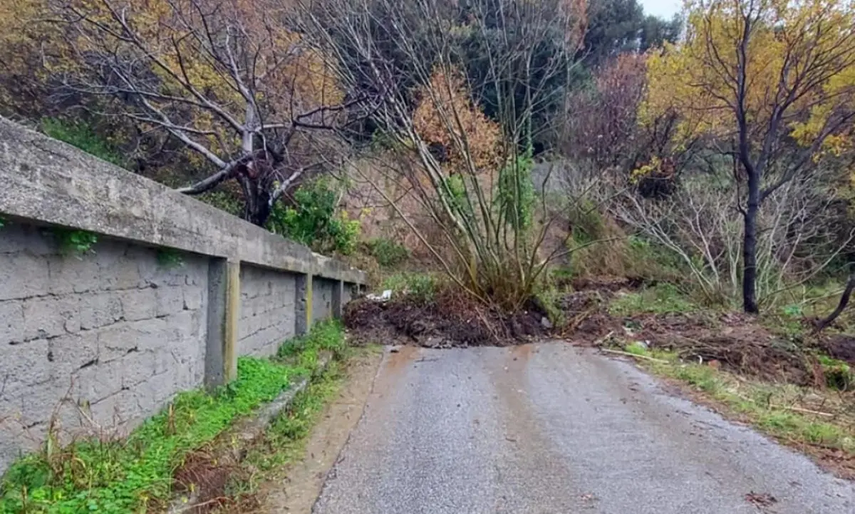 Maltempo, frane a San Lucido e Paola: bloccato un ingresso al santuario San Francesco