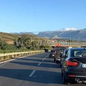 Incidente sull'A2, auto si ribalta nei pressi dello svincolo Altilia-Grimaldi: un ferito