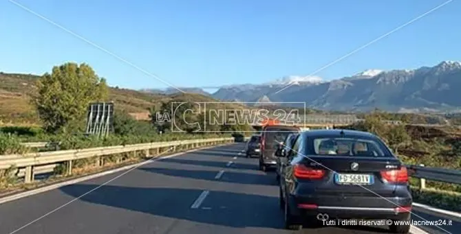 Incidente sull'A2, auto si ribalta nei pressi dello svincolo Altilia-Grimaldi: un ferito