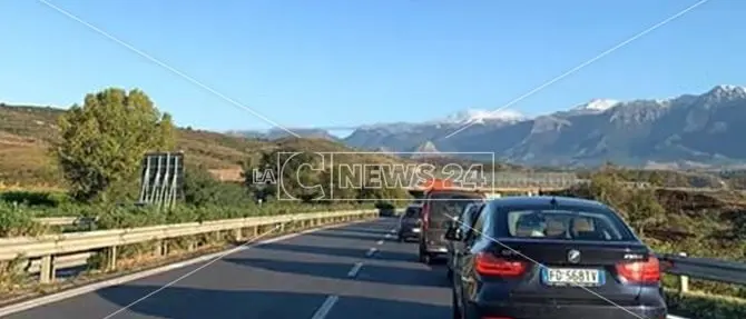 Incidente sull'A2, auto si ribalta nei pressi dello svincolo Altilia-Grimaldi: un ferito