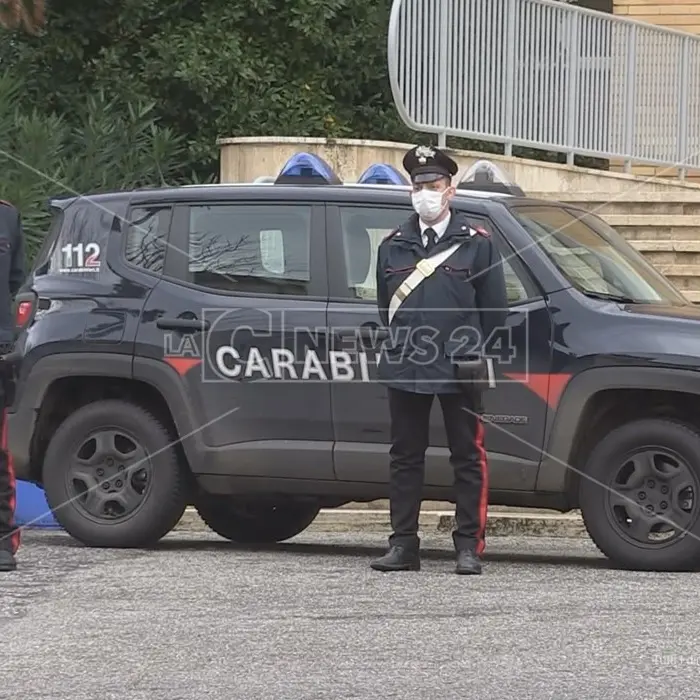 Beccati in auto con la cocaina, lui ingerisce una dose: arrestata coppia nel Cosentino