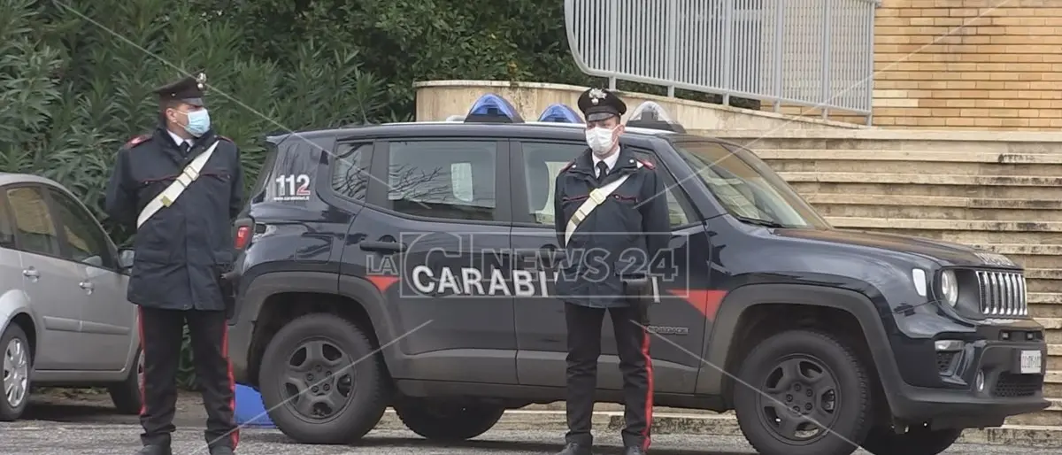 Beccati in auto con la cocaina, lui ingerisce una dose: arrestata coppia nel Cosentino