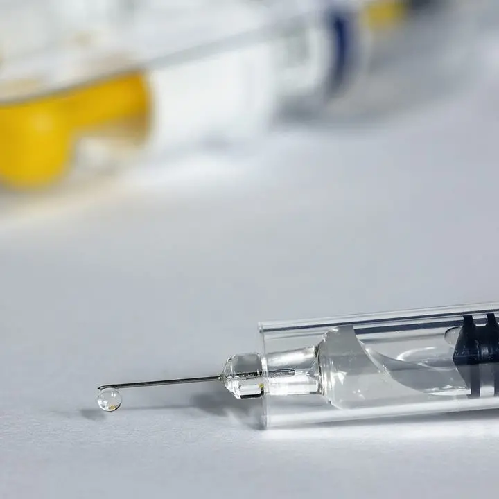 Vaccino AstraZeneca, Aifa: «Ok a over 55 ma solo se in buona salute»