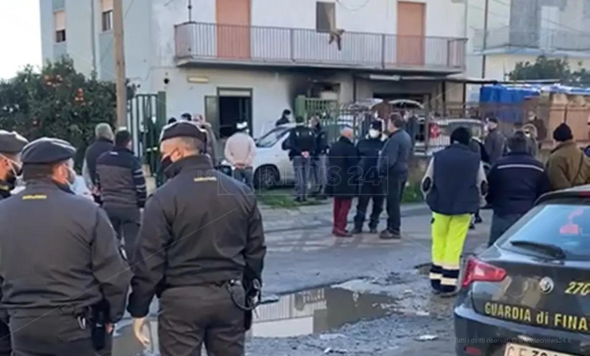 Corigliano-Rossano, sgomberata palazzina abusiva a Schiavonea