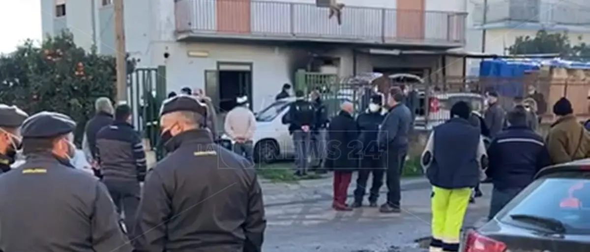 Corigliano-Rossano, sgomberata palazzina abusiva a Schiavonea