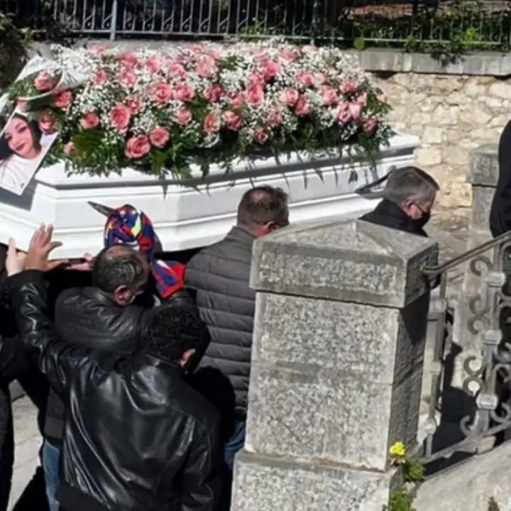 Addio a Roberta, oggi i funerali della 17enne uccisa. Il vescovo: «Dolore senza fine»
