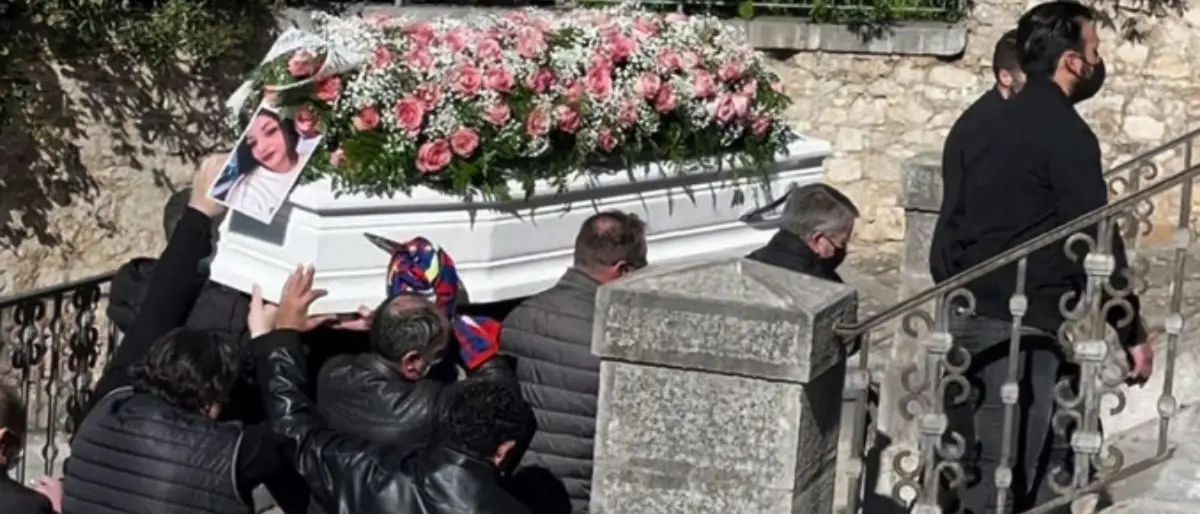 Addio a Roberta, oggi i funerali della 17enne uccisa. Il vescovo: «Dolore senza fine»