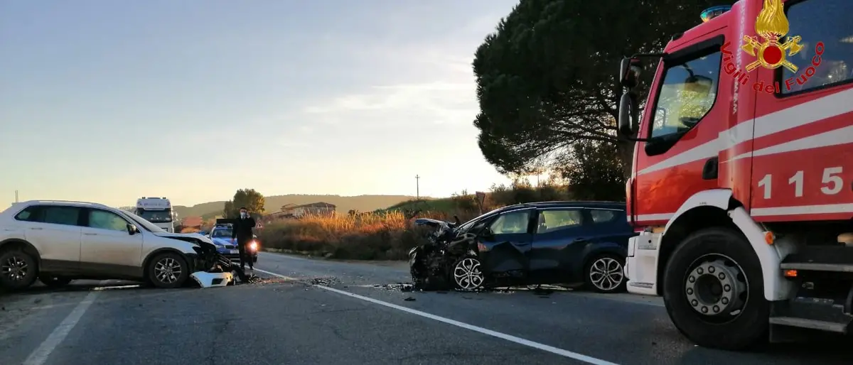 Incidente stradale sulla statale 106 a Strongoli: tre feriti