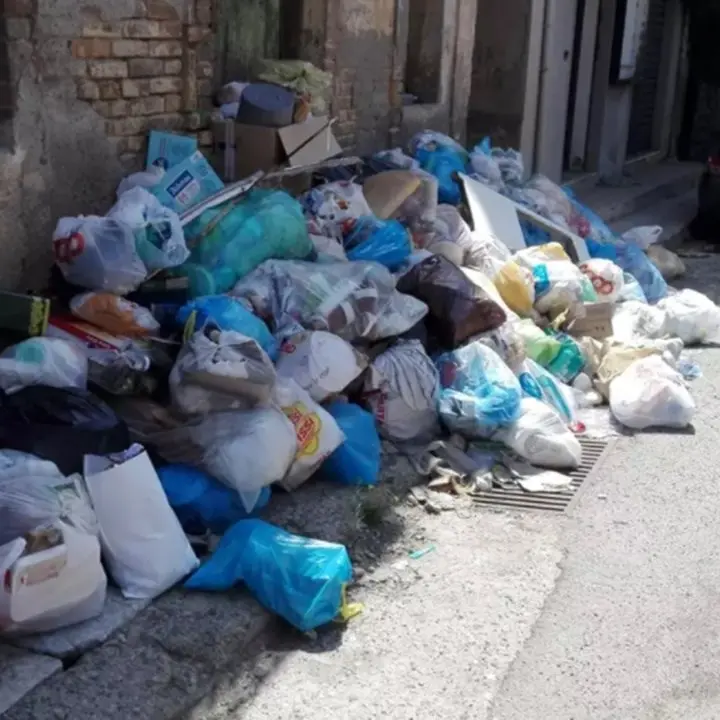 Caos rifiuti nel Reggino: verranno trasferiti in Puglia. Impianto mobile per l’organico