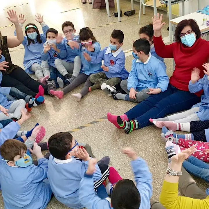 Cetraro, la Giornata dei calzini spaiati arriva a scuola per educare alla diversità