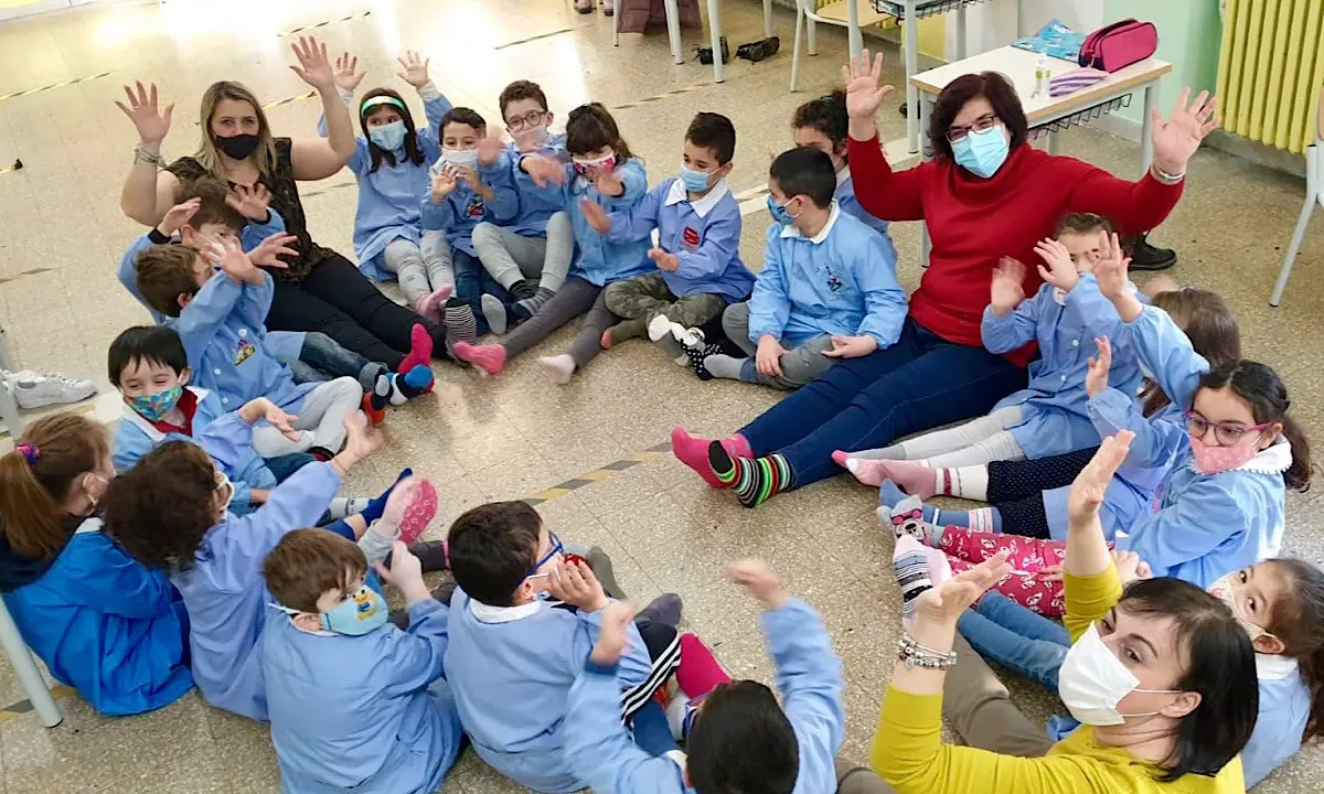 Cetraro, la Giornata dei calzini spaiati arriva a scuola per educare alla diversità