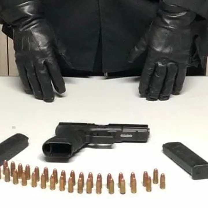 Isola Capo Rizzuto, armi e droga in garage: arrestato 40enne