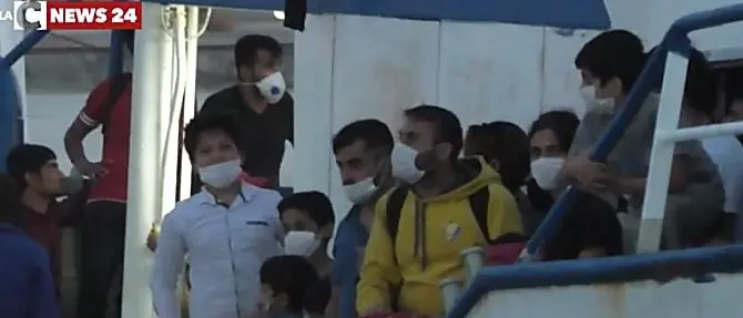 Tratta di migranti, due arresti in Calabria. Sono stati “traditi” dalle chat social