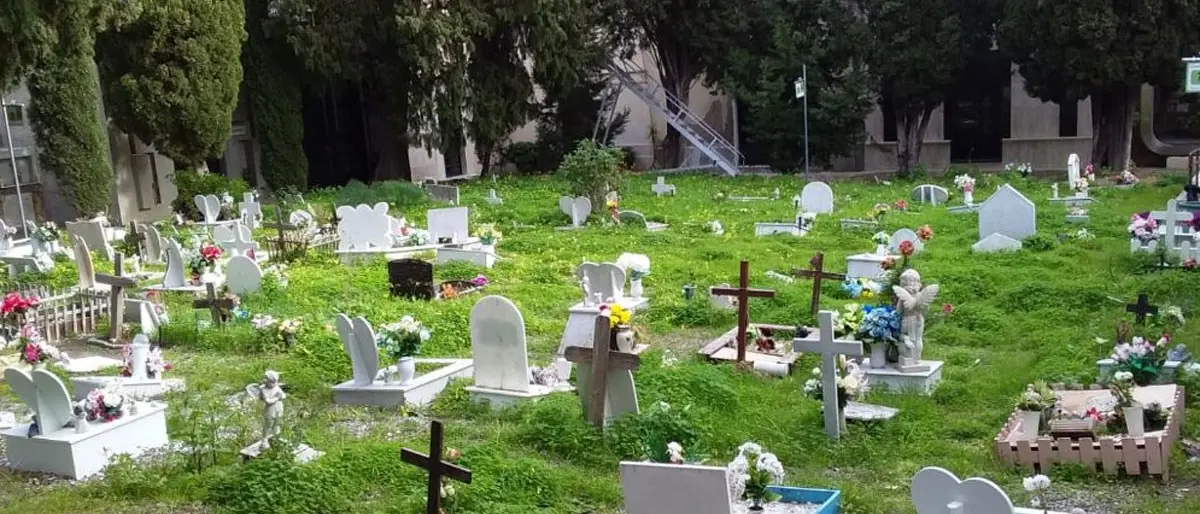 Cimiteri Crotone, i consiglieri chiedono al sindaco di intervenire: «Troppi disservizi»