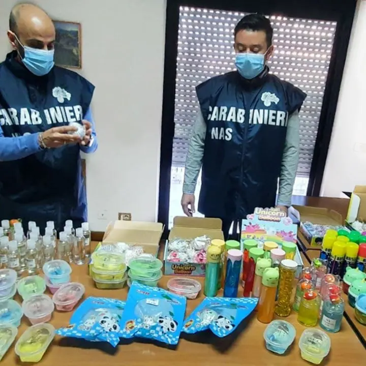 Reggio Calabria, sequestrati 1500 flaconi di disinfettante per mani: tre denunce