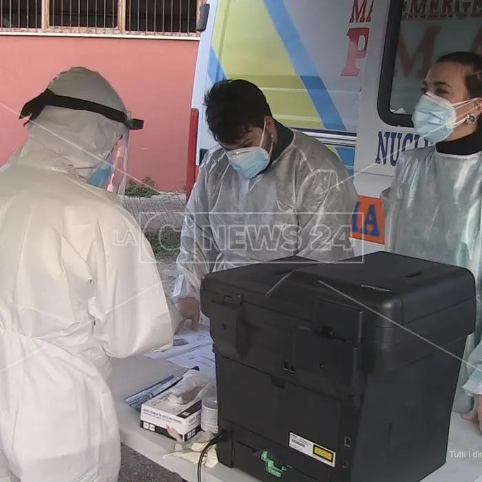 Test antigenici non attendibili, l'Asp di Cosenza sospende screening nelle scuole