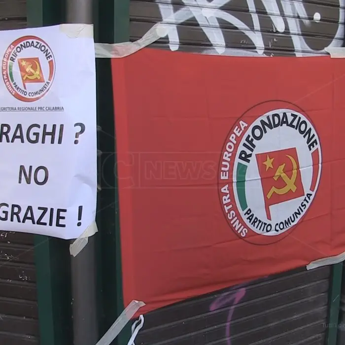 Cosenza, flash mob di Rifondazione: «Non vogliamo Mario Draghi»