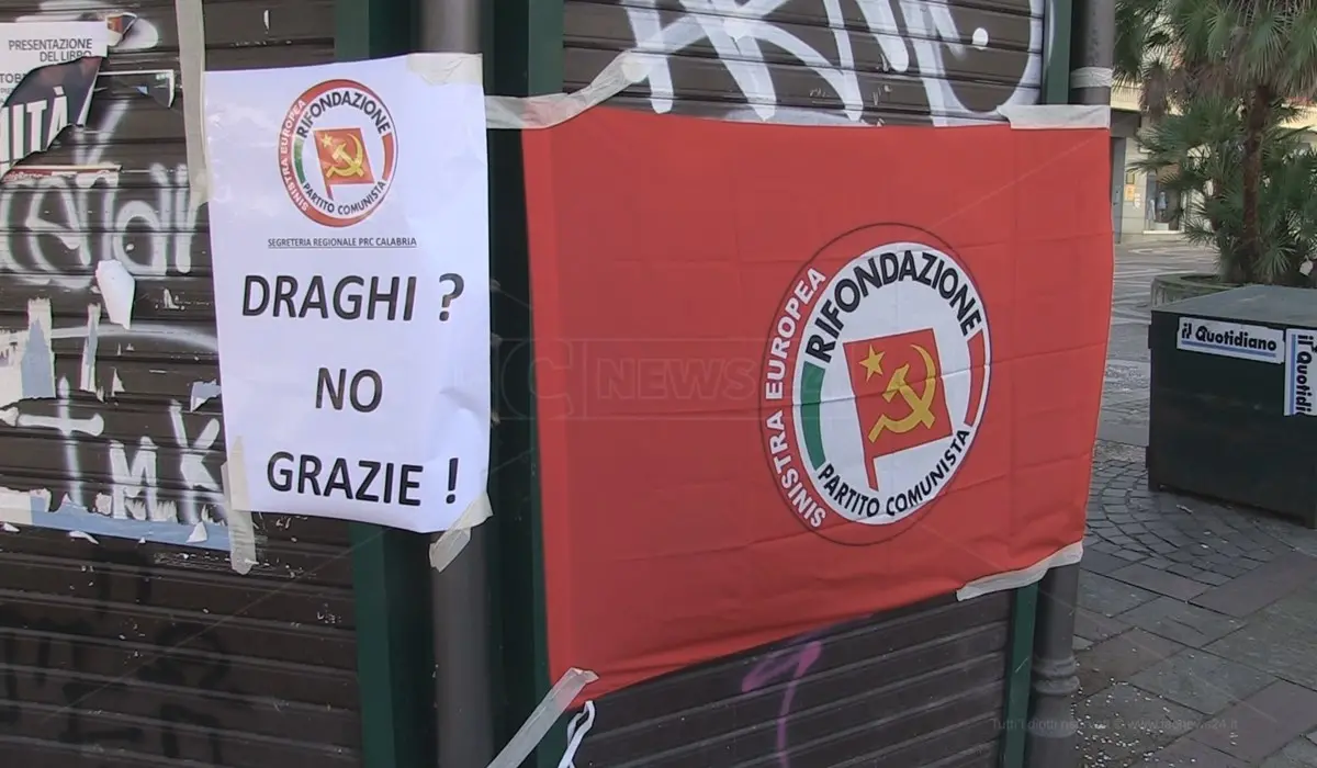 Cosenza, flash mob di Rifondazione: «Non vogliamo Mario Draghi»