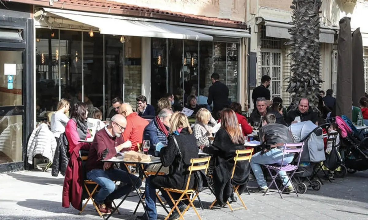 Primo weekend in zona gialla: locali pieni e strade invase dalla folla in tutta Italia