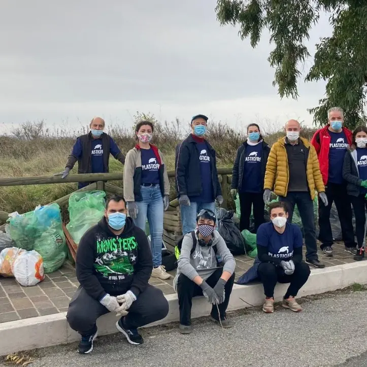 Vibo Plastic free, i volontari raccolgono 63 sacchi di rifiuti in zona Castello